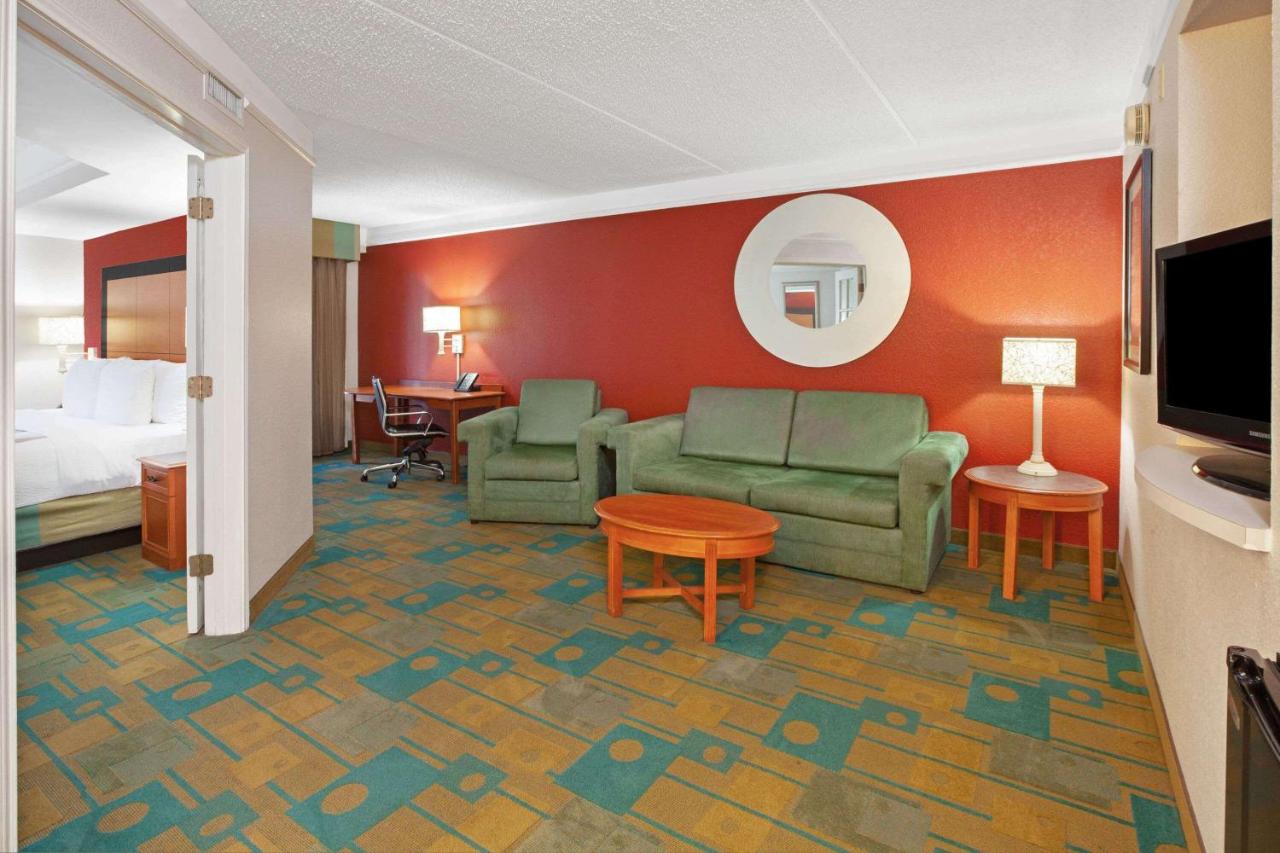 Deluxe King Suite at La Quinta Inn & Suites by Wyndham Houston Galleria Area