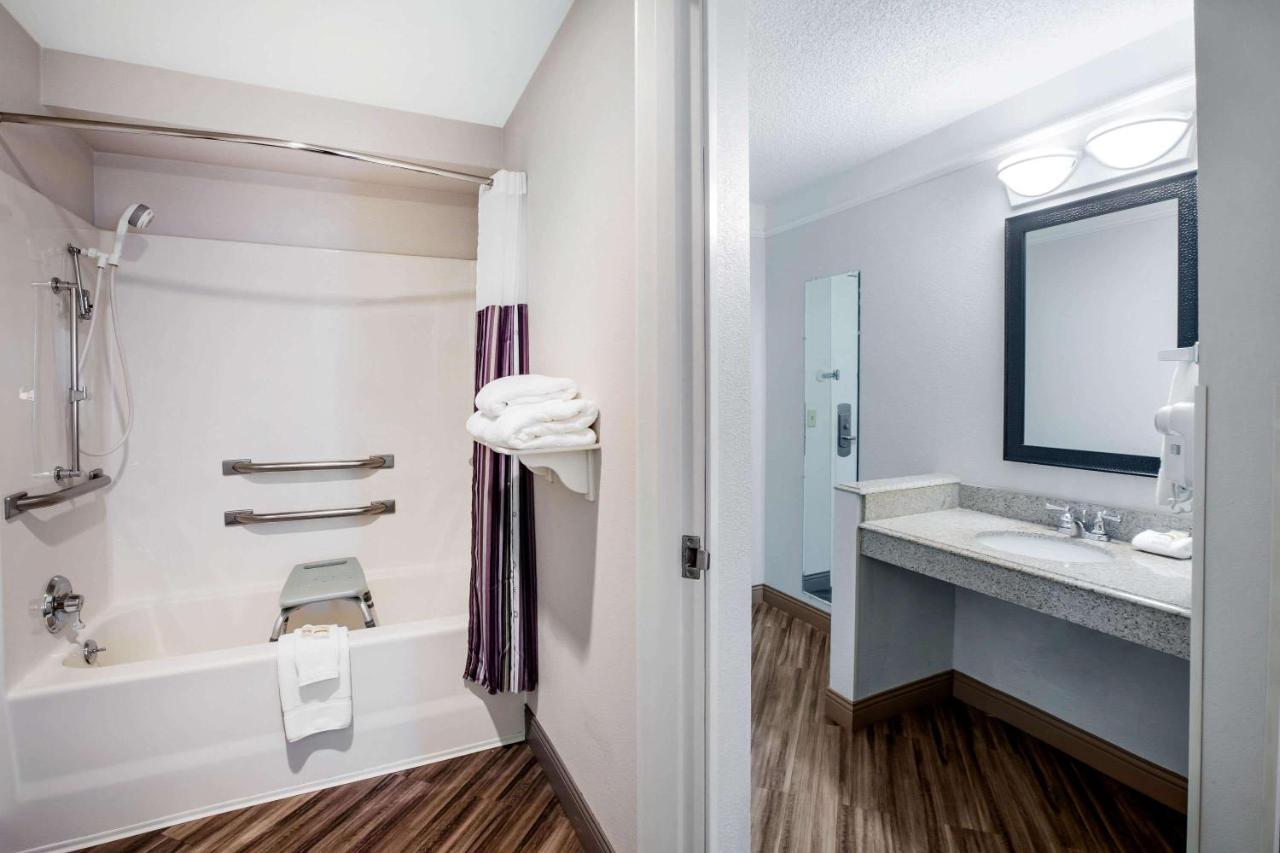 King Room with Bath Tub - Mobility Accessible/Non-Smoking at La Quinta Inn & Suites by Wyndham Houston Baytown East