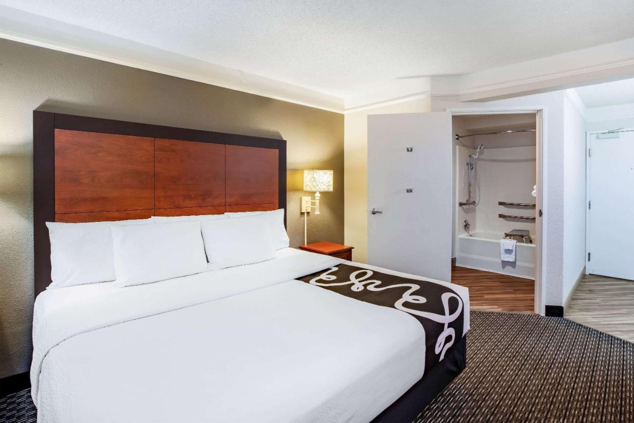 King Room with Bath Tub - Mobility Accessible/Non-Smoking at La Quinta Inn & Suites by Wyndham Houston Baytown East