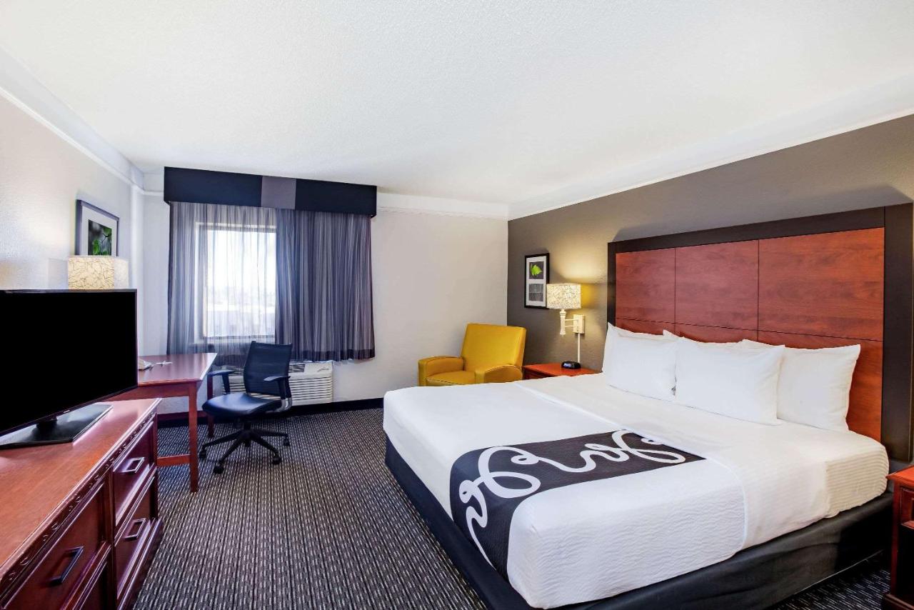 King Room at La Quinta Inn & Suites by Wyndham Houston Baytown East