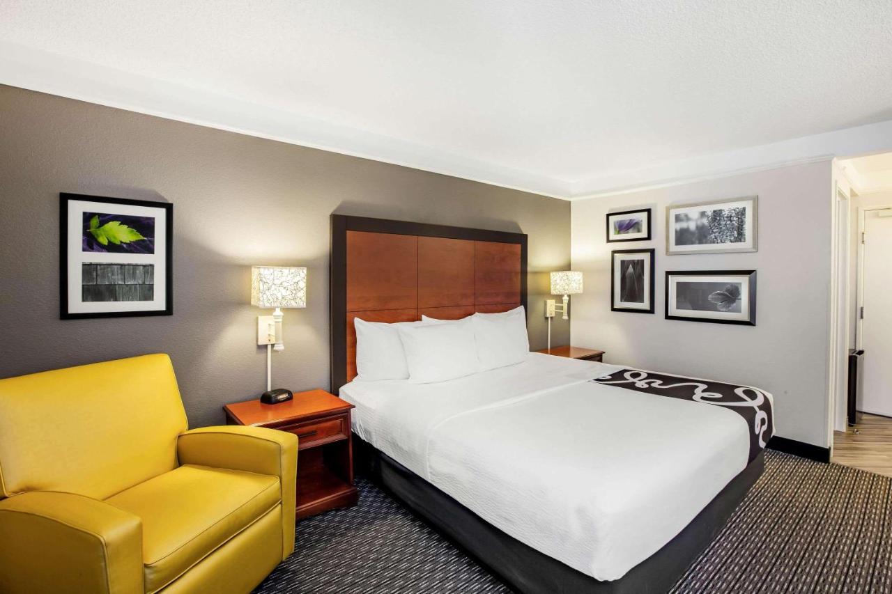 King Room at La Quinta Inn & Suites by Wyndham Houston Baytown East