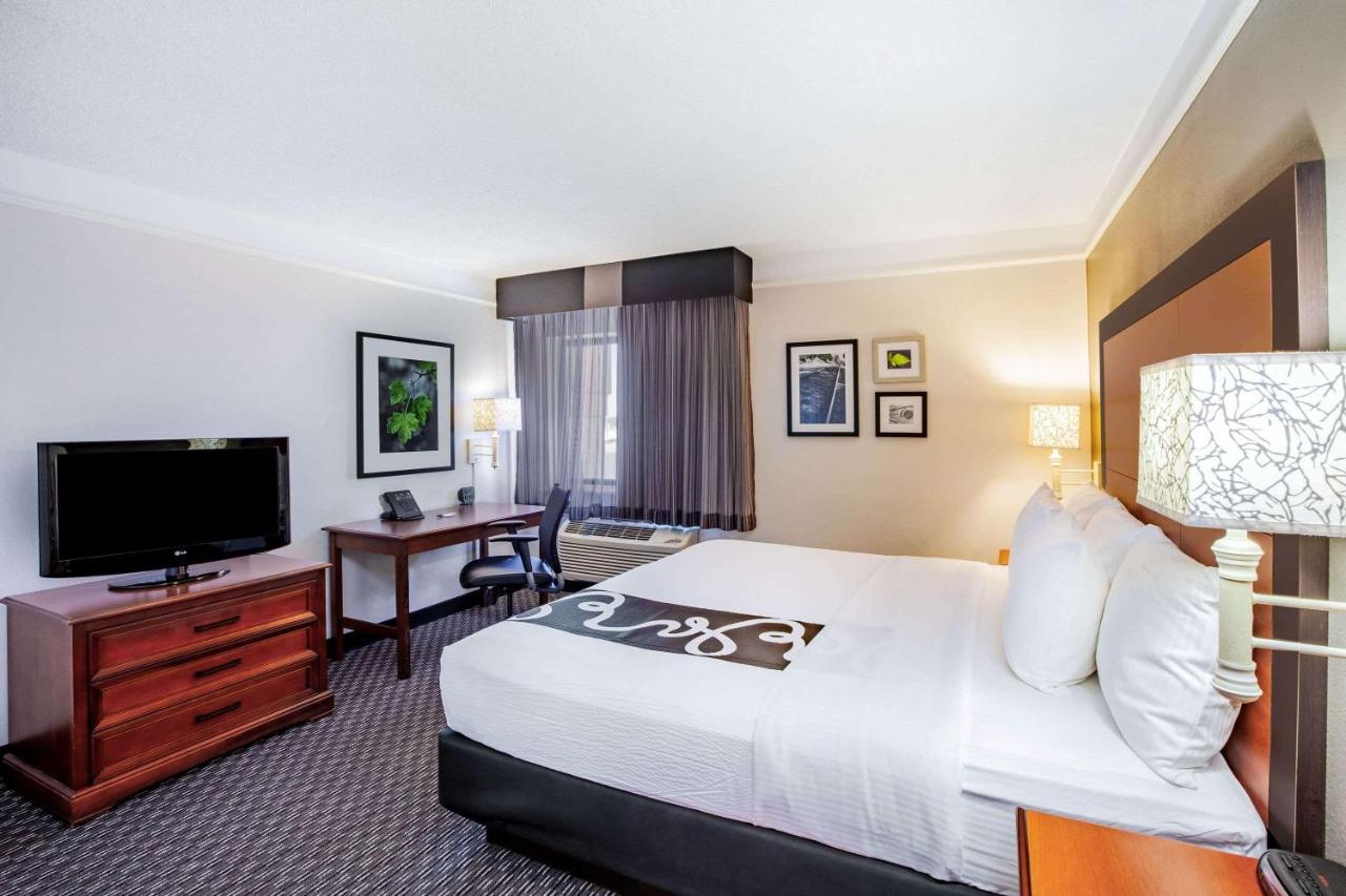 King Room at La Quinta Inn & Suites by Wyndham Houston Baytown East