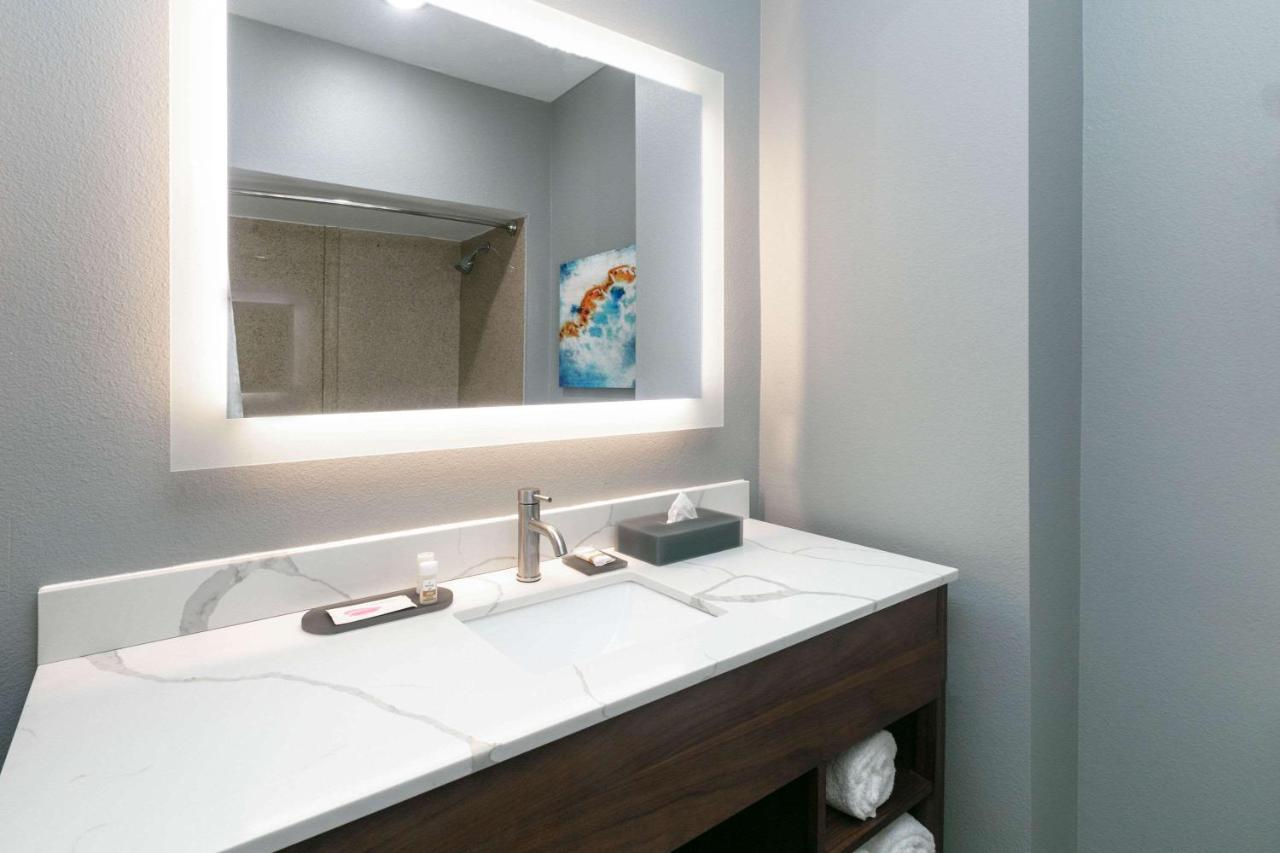 King Room - Mobility Access/Non-Smoking at La Quinta Inn & Suites by Wyndham Jacksonville TX