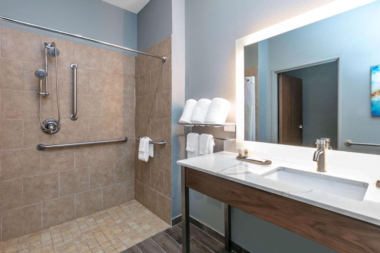 King Room - Mobility Access/Non-Smoking at La Quinta Inn & Suites by Wyndham Jacksonville TX