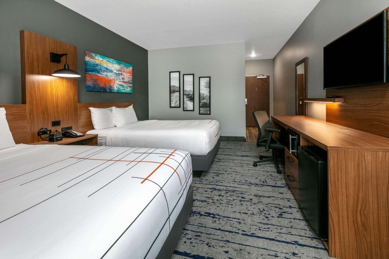 Deluxe Queen Room with Two Queen Beds at La Quinta Inn & Suites by Wyndham Jacksonville TX