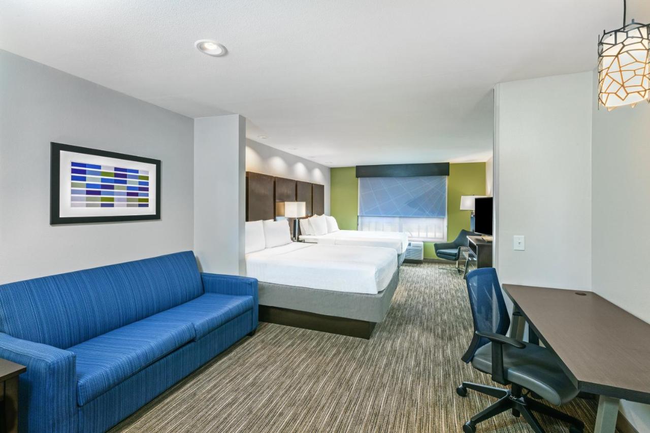 Queen Suite with Two Queen Beds at Holiday Inn Express & Suites Austin NW - Lakeway by IHG