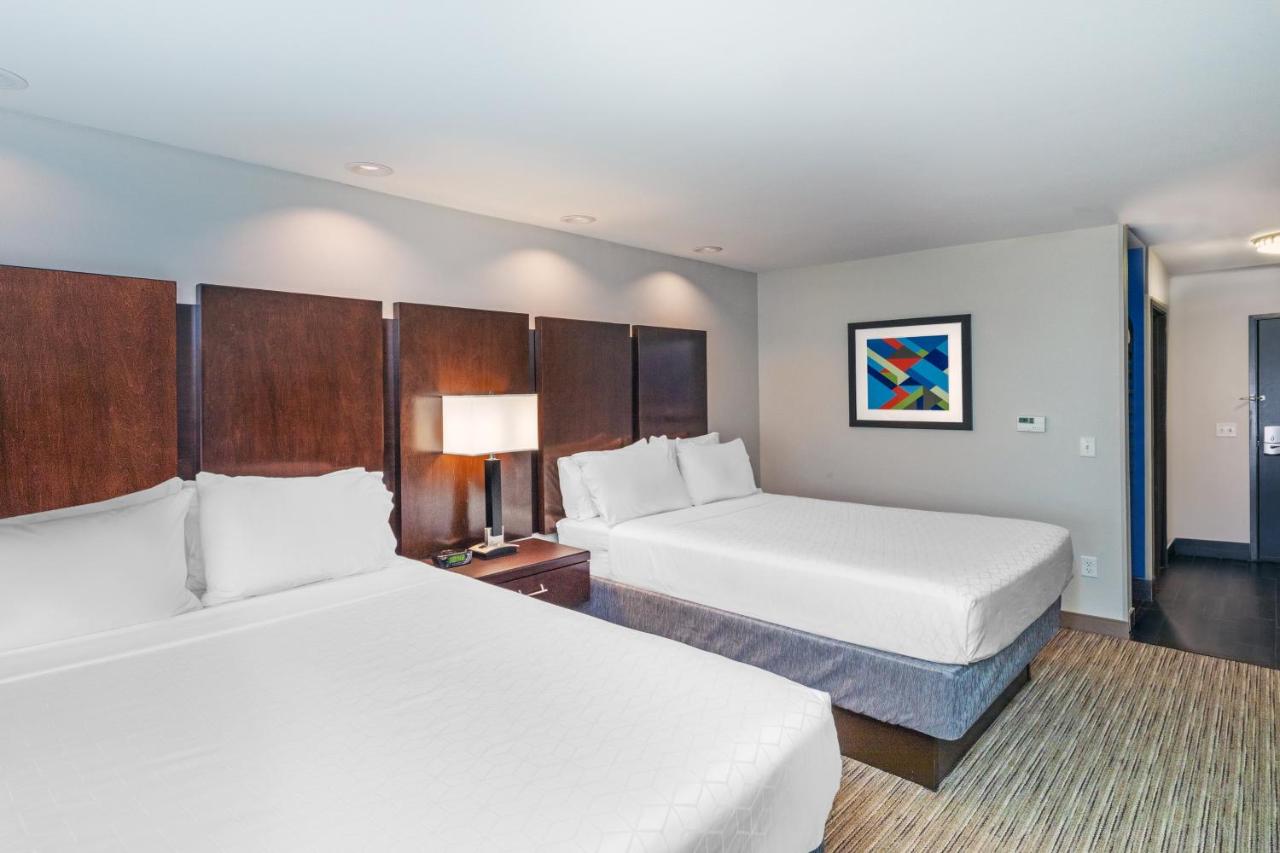 Queen Room with Two Queen Beds at Holiday Inn Express & Suites Austin NW - Lakeway by IHG