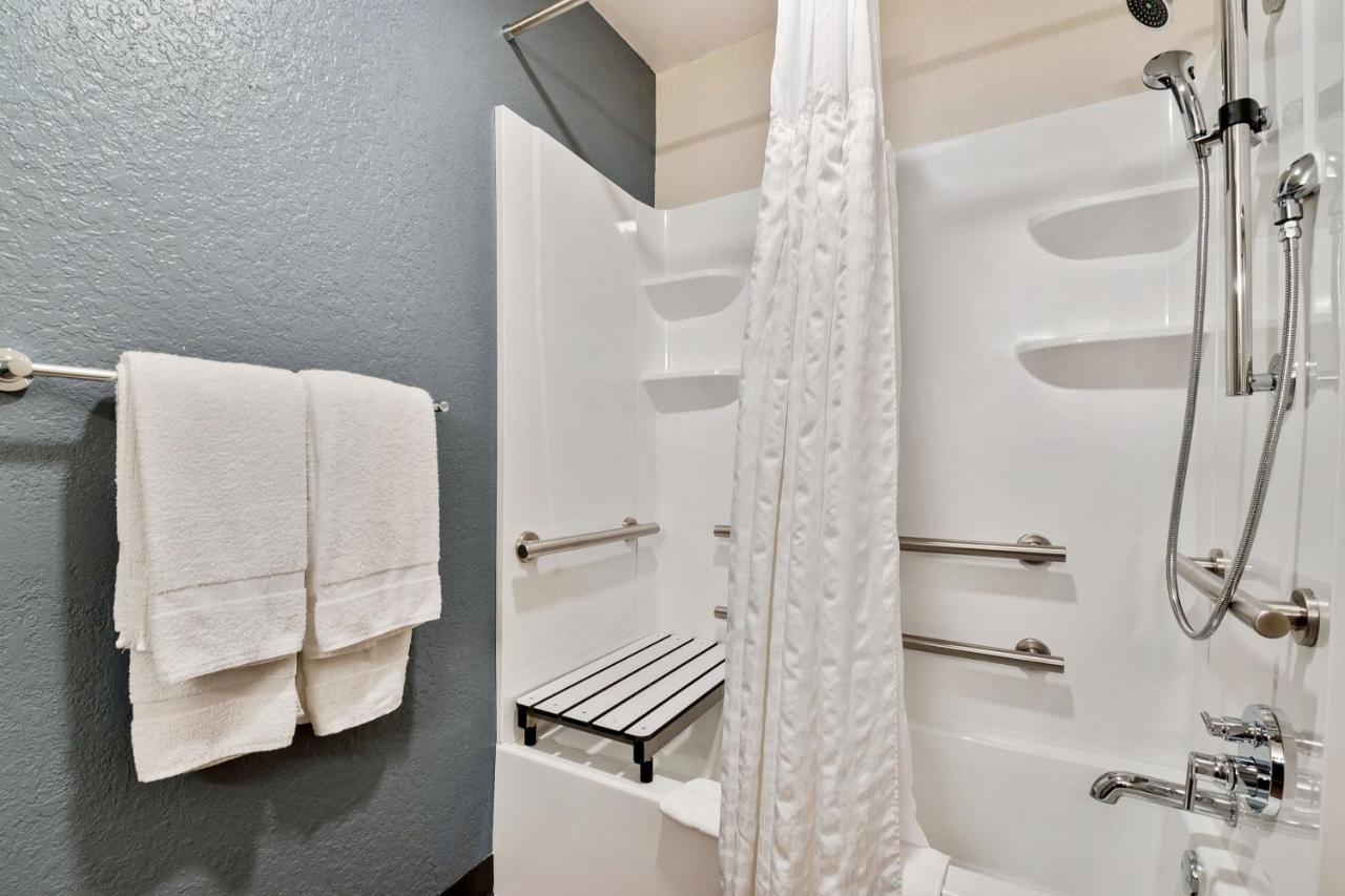 Queen studio with 1 Queen Bed - Disability Access/Non-Smoking at Extended Stay America Premier Suites Miami Downtown Brickell