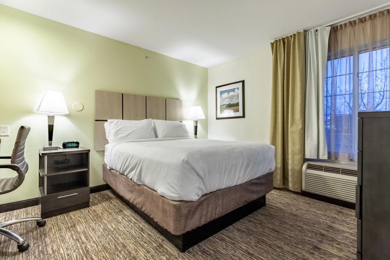 One-Bedroom Queen Room - Mobility Access Tub/Non-Smoking at Candlewood Suites Lincoln by IHG