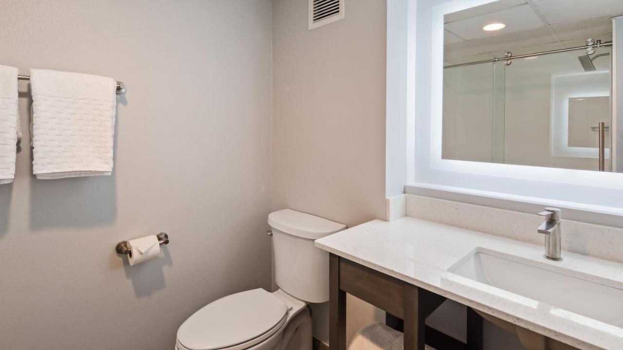 King Room at Best Western Plus Alexandria / Fort Belvoir