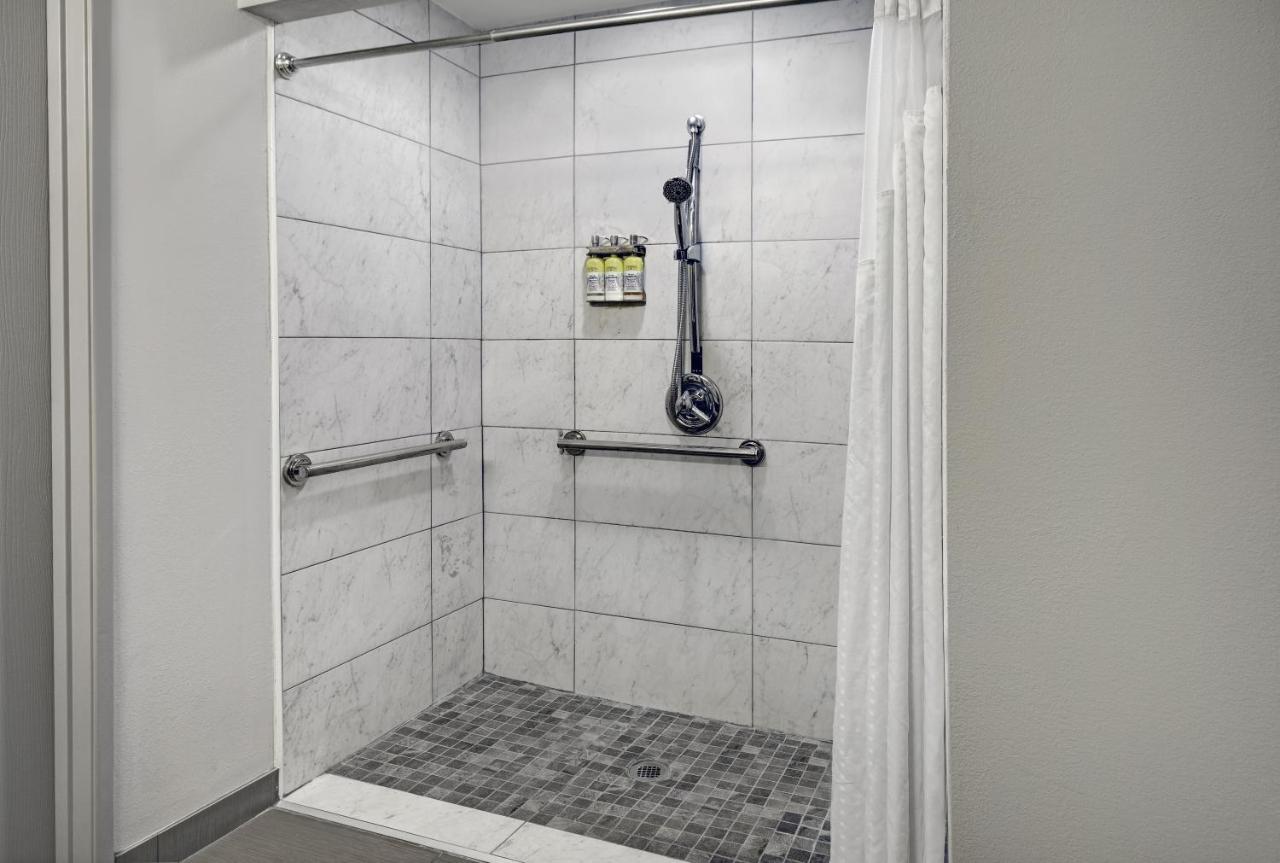 King Suite - Disability Access Roll in Shower/Non-Smoking at Holiday Inn Express Adrian by IHG
