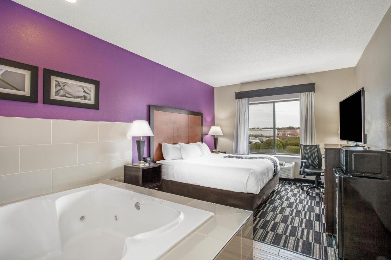 Deluxe Single Room at La Quinta Inn & Suites by Wyndham Norwich-Plainfield-Casino