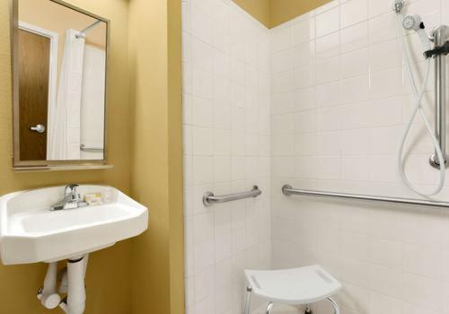 Queen Room - Non-Smoking at Microtel Inn & Suites by Wyndham Shelbyville