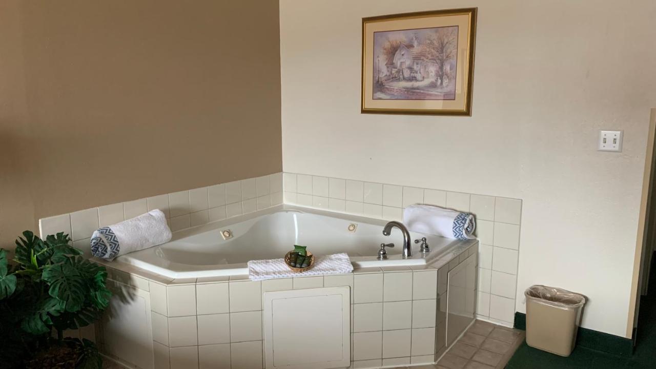 King Suite with Spa Bath at Fairbridge Inn & Suites, Miles City