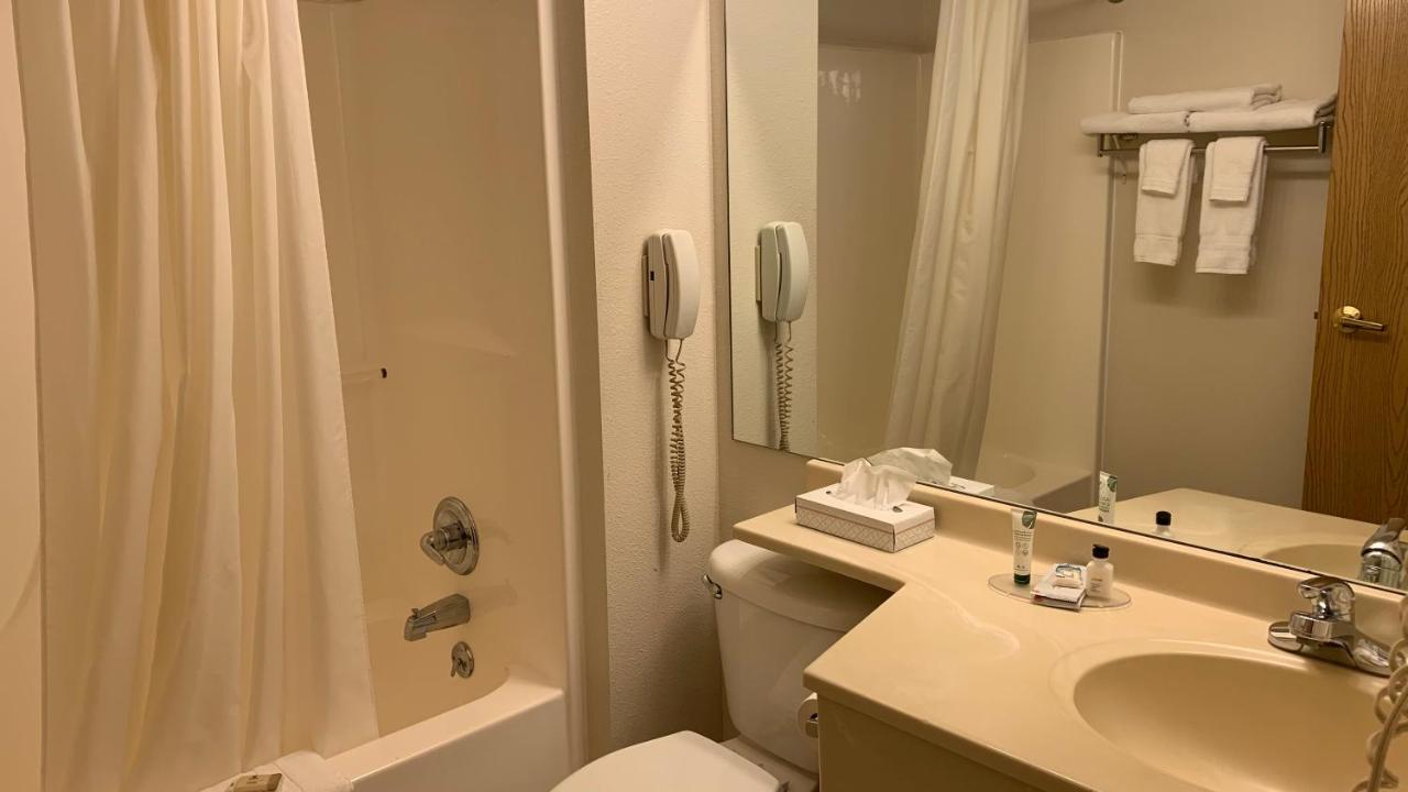 King Suite with Spa Bath at Fairbridge Inn & Suites, Miles City