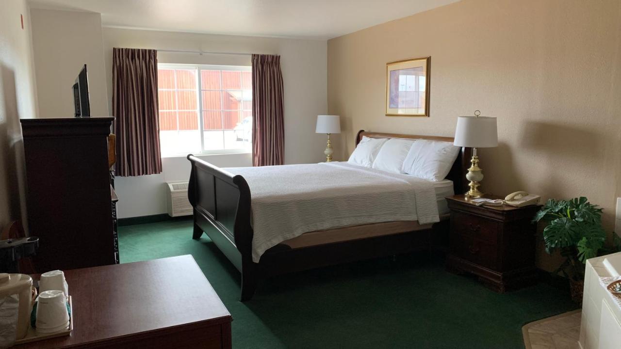 King Suite with Spa Bath at Fairbridge Inn & Suites, Miles City