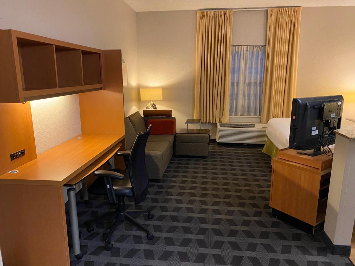 Efficiency Queen Suite - Non Smoking at MainStay Suites Middleburg Heights Cleveland Airport