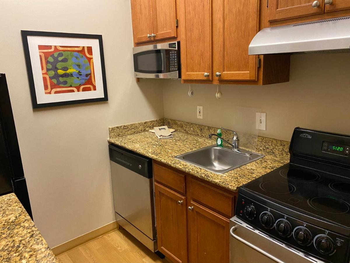 Efficiency Queen Suite - Accessible/Non Smoking at MainStay Suites Middleburg Heights Cleveland Airport