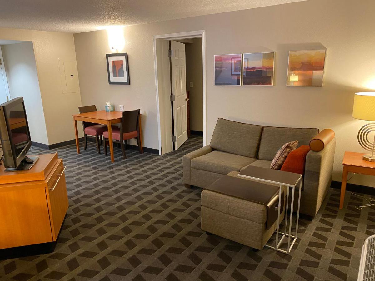Queen Suite - Accessible/Non Smoking at MainStay Suites Middleburg Heights Cleveland Airport