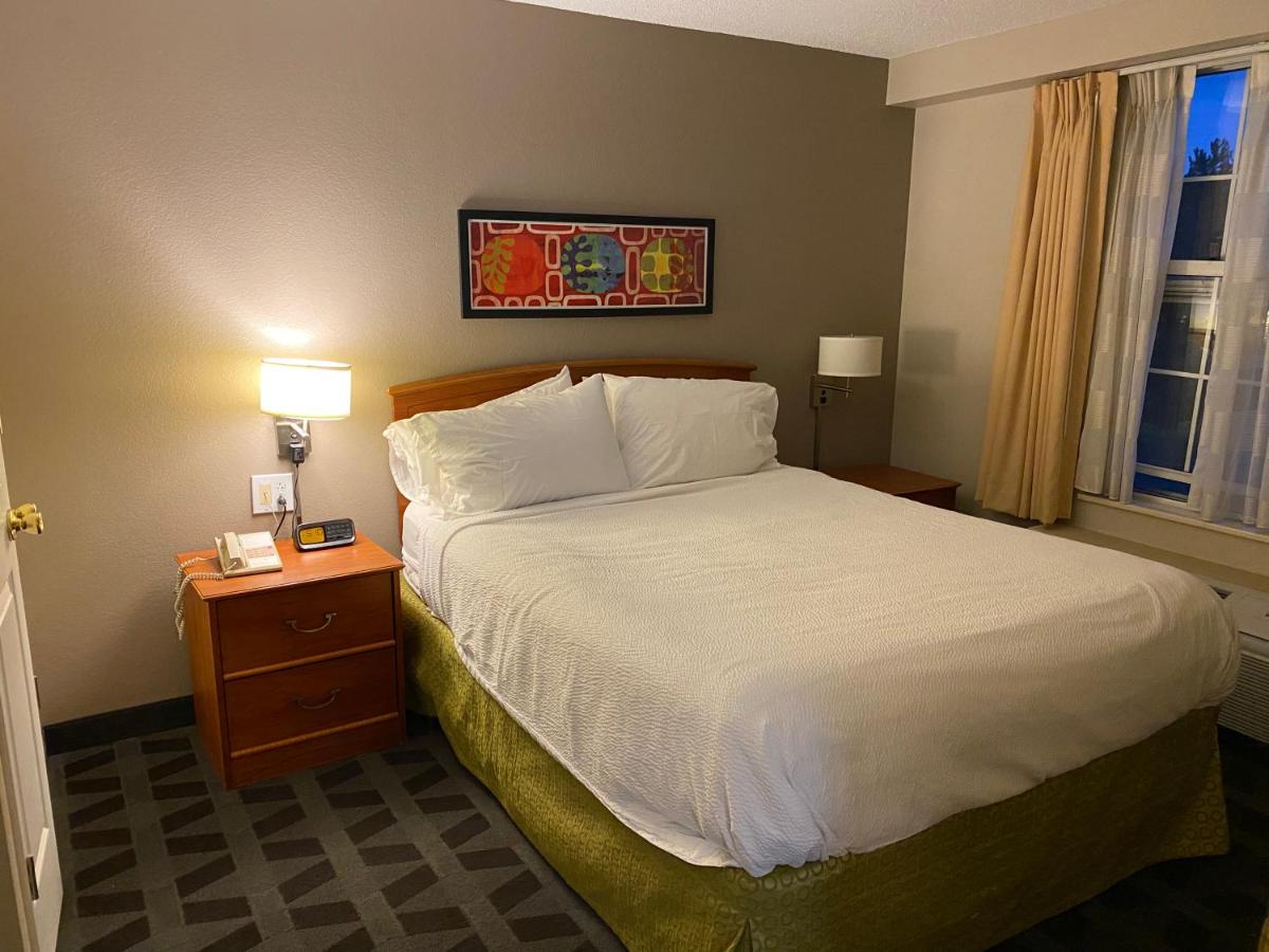 Queen Suite - Accessible/Non Smoking at MainStay Suites Middleburg Heights Cleveland Airport