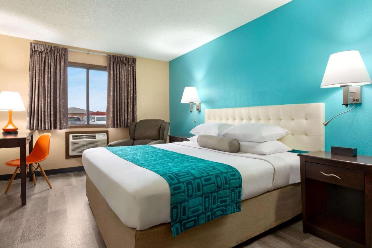 King Room - Non-Smoking at Howard Johnson by Wyndham Waterloo/Cedar Falls