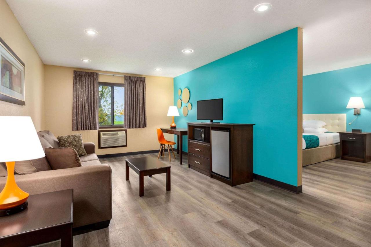 King Studio Suite - Non-Smoking at Howard Johnson by Wyndham Waterloo/Cedar Falls