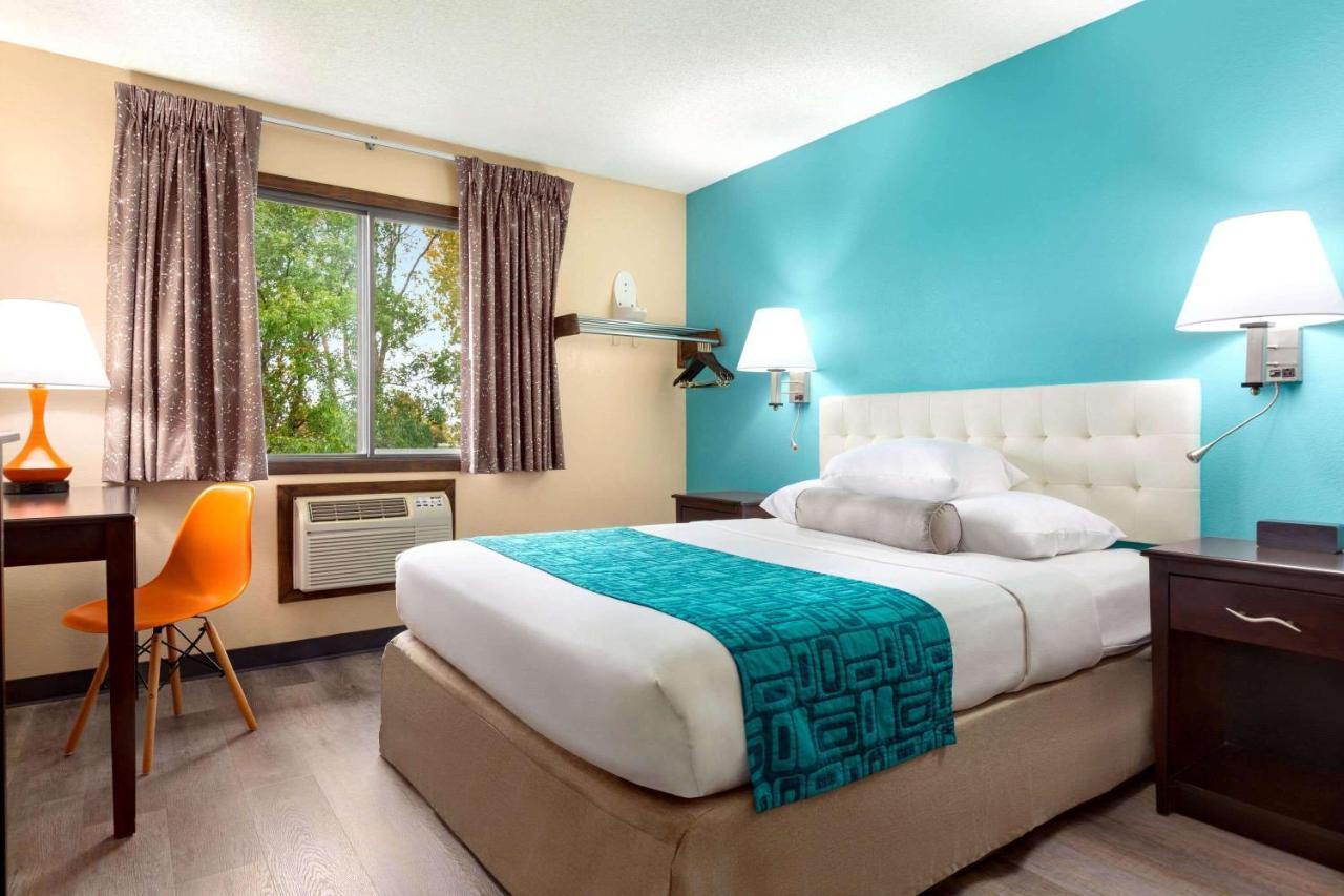 Queen Room - Non-Smoking at Howard Johnson by Wyndham Waterloo/Cedar Falls
