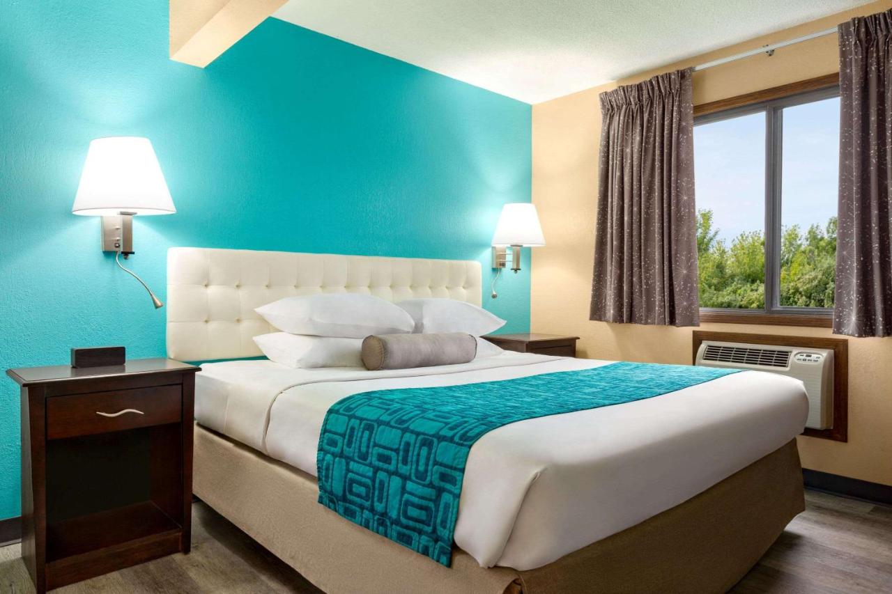 Deluxe King Room - Non-Smoking at Howard Johnson by Wyndham Waterloo/Cedar Falls