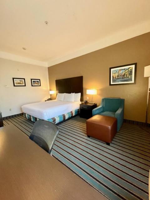 King Room at La Quinta Inn & Suites by Wyndham Bakersfield North