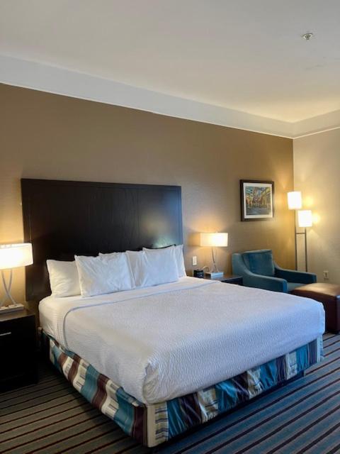King Room at La Quinta Inn & Suites by Wyndham Bakersfield North