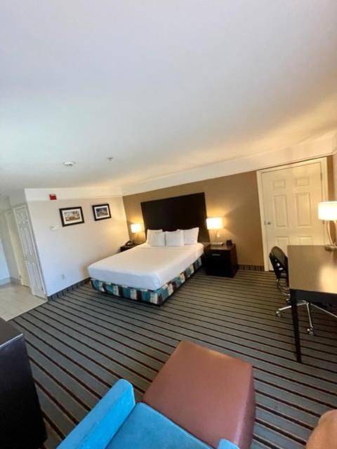 King Room - Mobility Access/Non-Smoking at La Quinta Inn & Suites by Wyndham Bakersfield North