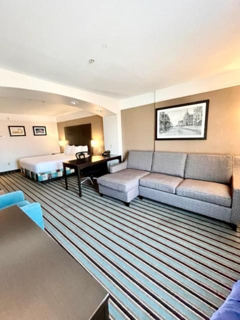 One-Bedroom King Suite - Non-Smoking at La Quinta Inn & Suites by Wyndham Bakersfield North