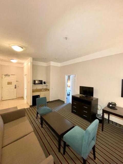 One-Bedroom King Suite - Non-Smoking at La Quinta Inn & Suites by Wyndham Bakersfield North