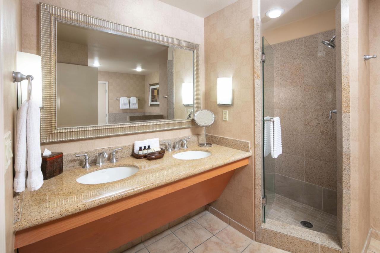 Deluxe King Suite at Platinum Hotel