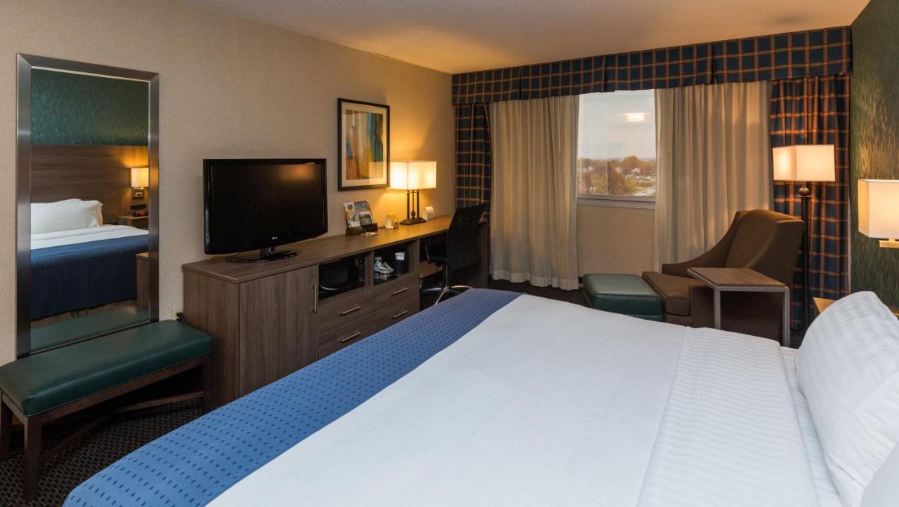King Room - Non-Smoking at Holiday Inn Downtown - Mercy Area by IHG