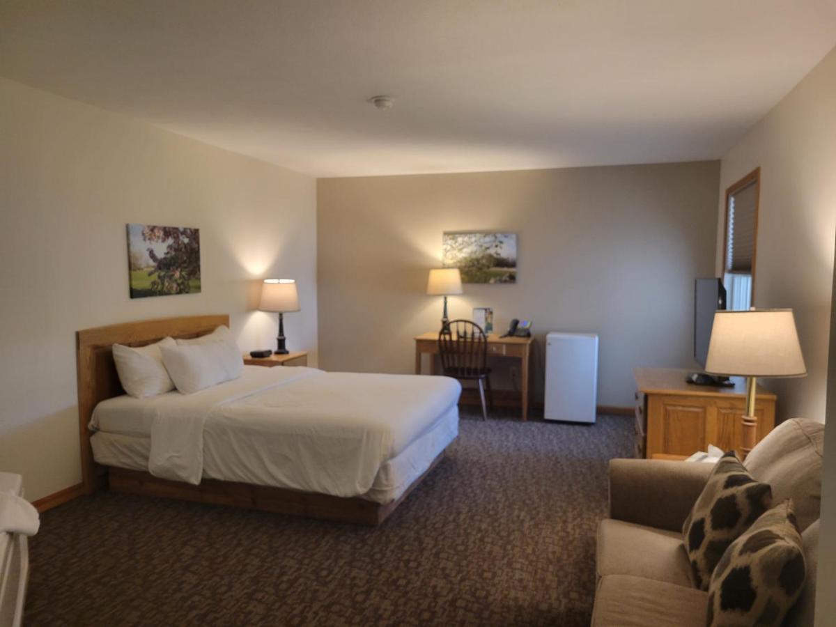Queen Room with Spa Bath - Non Smoking at Brook Pointe Inn