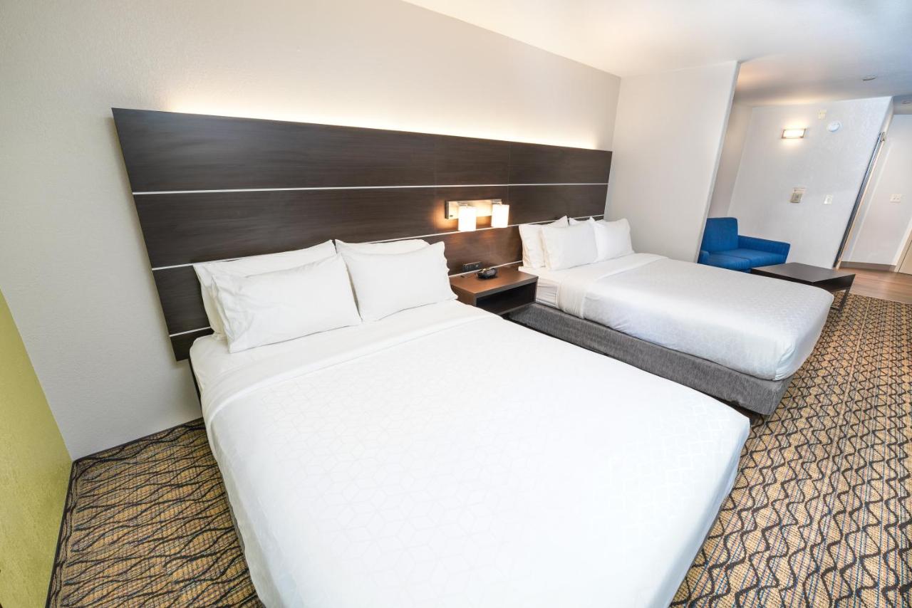 Queen Room with Two Queen Beds with Bath Tub - Disability Access/Non-Smoking at Holiday Inn Express and Suites Springfield Medical District, an IHG Hotel