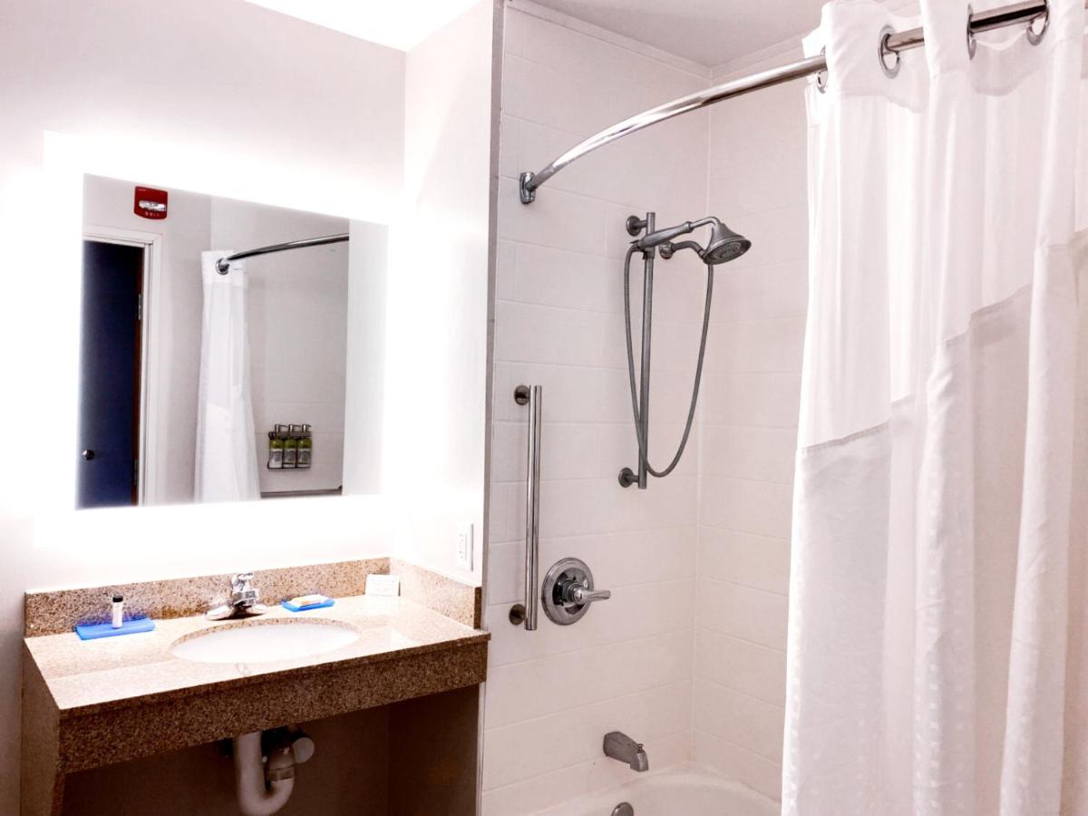 King Suite - Disability Access/Non-Smoking at Holiday Inn Express Hotel & Suites Logansport by IHG