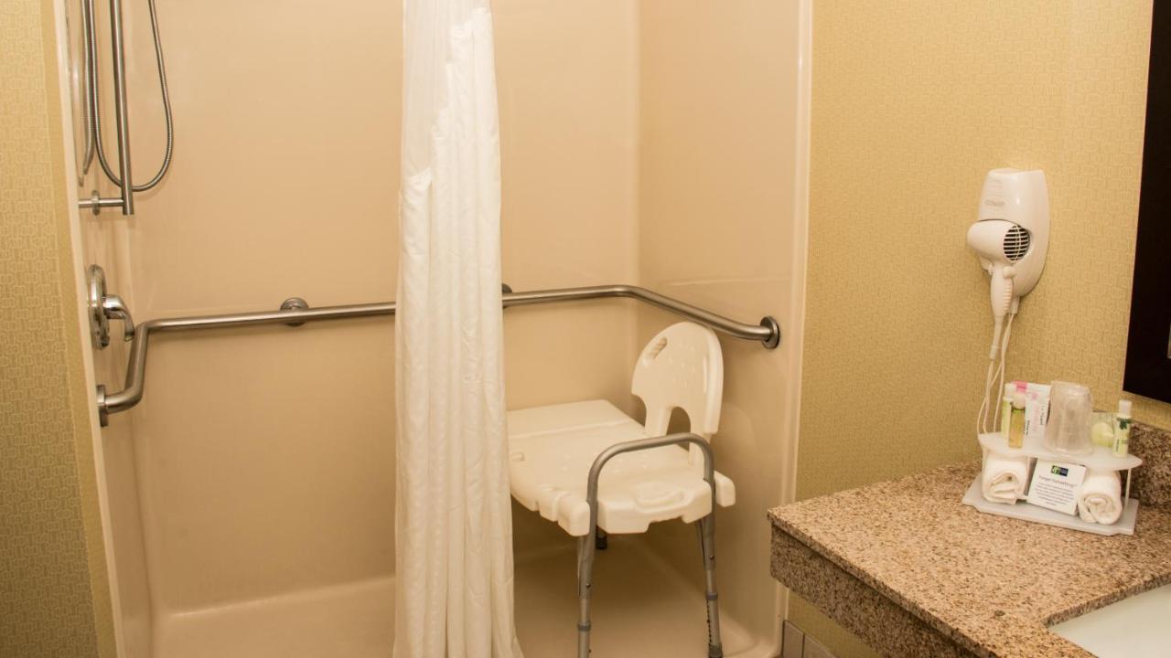 Queen Room - Mobility Access Roll in Shower/Non-Smoking at Holiday Inn Express Hotel & Suites Saginaw by IHG