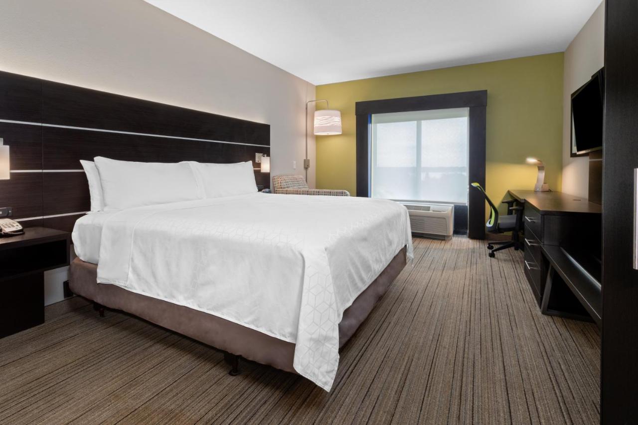 King Room - Disability Access with Tub - Non-Smoking at Holiday Inn Express & Suites Lake Placid by IHG