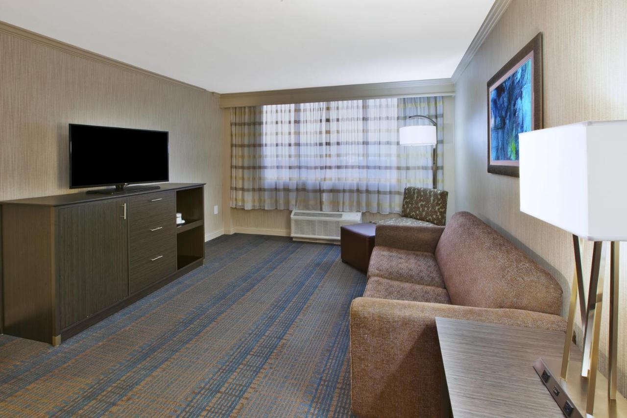 King Suite - Non-Smoking at Holiday Inn Columbus Dwtn-Capitol Square