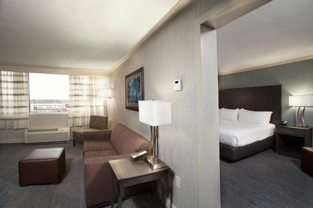 King Suite - Non-Smoking at Holiday Inn Columbus Dwtn-Capitol Square
