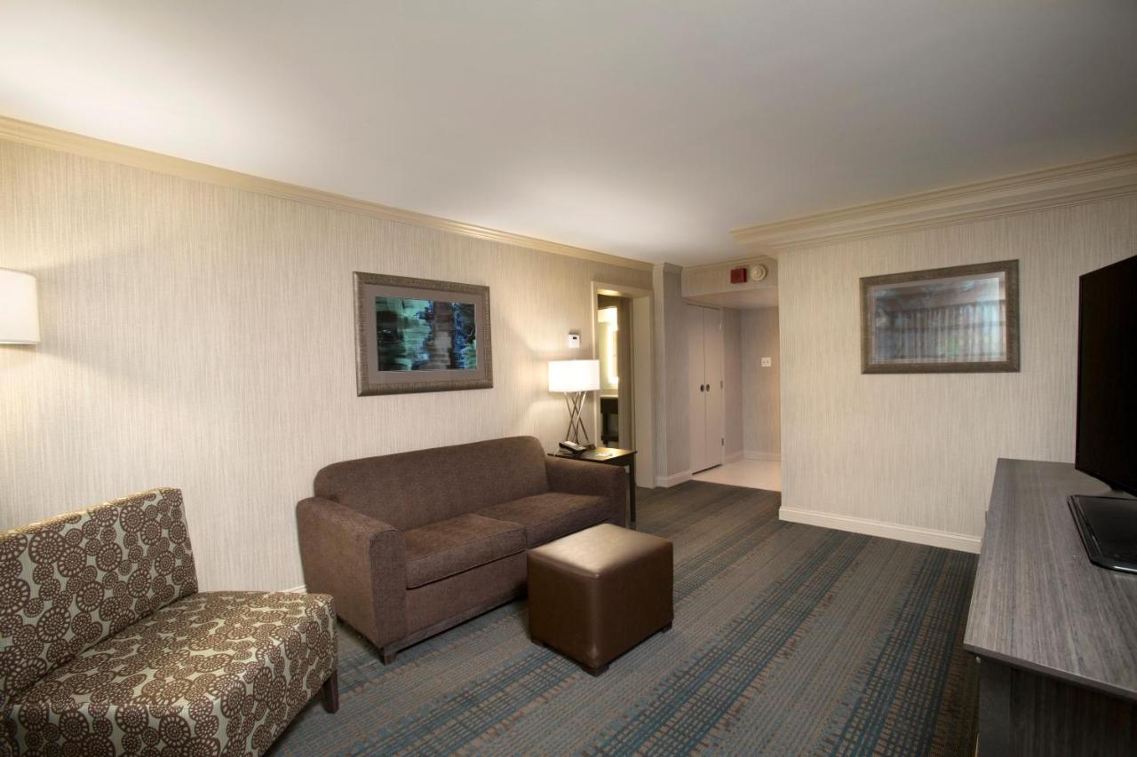 King Suite - Non-Smoking at Holiday Inn Columbus Dwtn-Capitol Square
