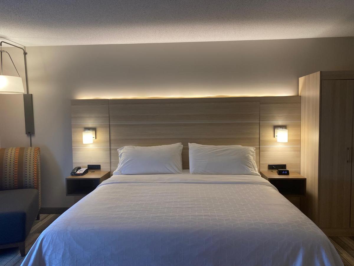 King Suite - Disability Access/Non-Smoking at Holiday Inn Express Hotel & Suites Logansport by IHG