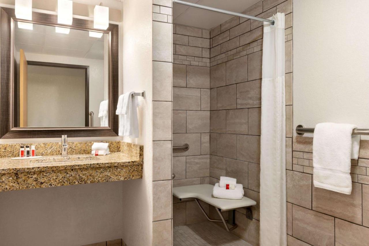 Queen Room - Disability Access/Non-Smoking at Baymont by Wyndham Owatonna