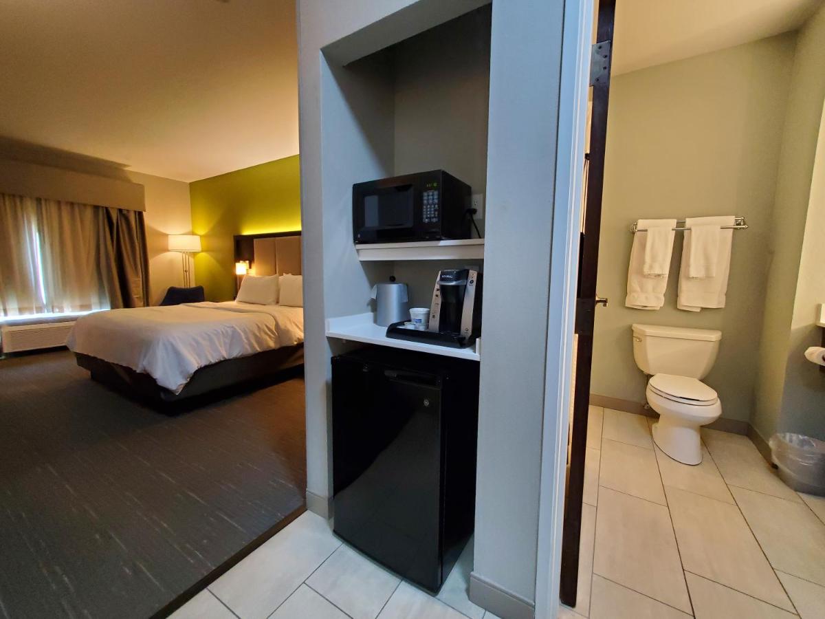 King Room at Holiday Inn Express Hotel & Suites Pearland by IHG