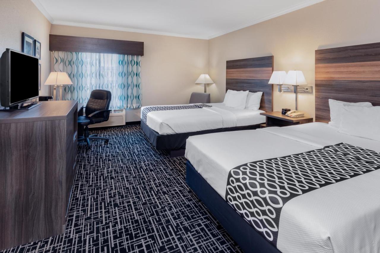 Queen Room with Two Queen Beds and Bath Tub - Mobility/Hearing Accessible - Non-Smoking at La Quinta Inn & Suites by Wyndham Garland Harbor Point