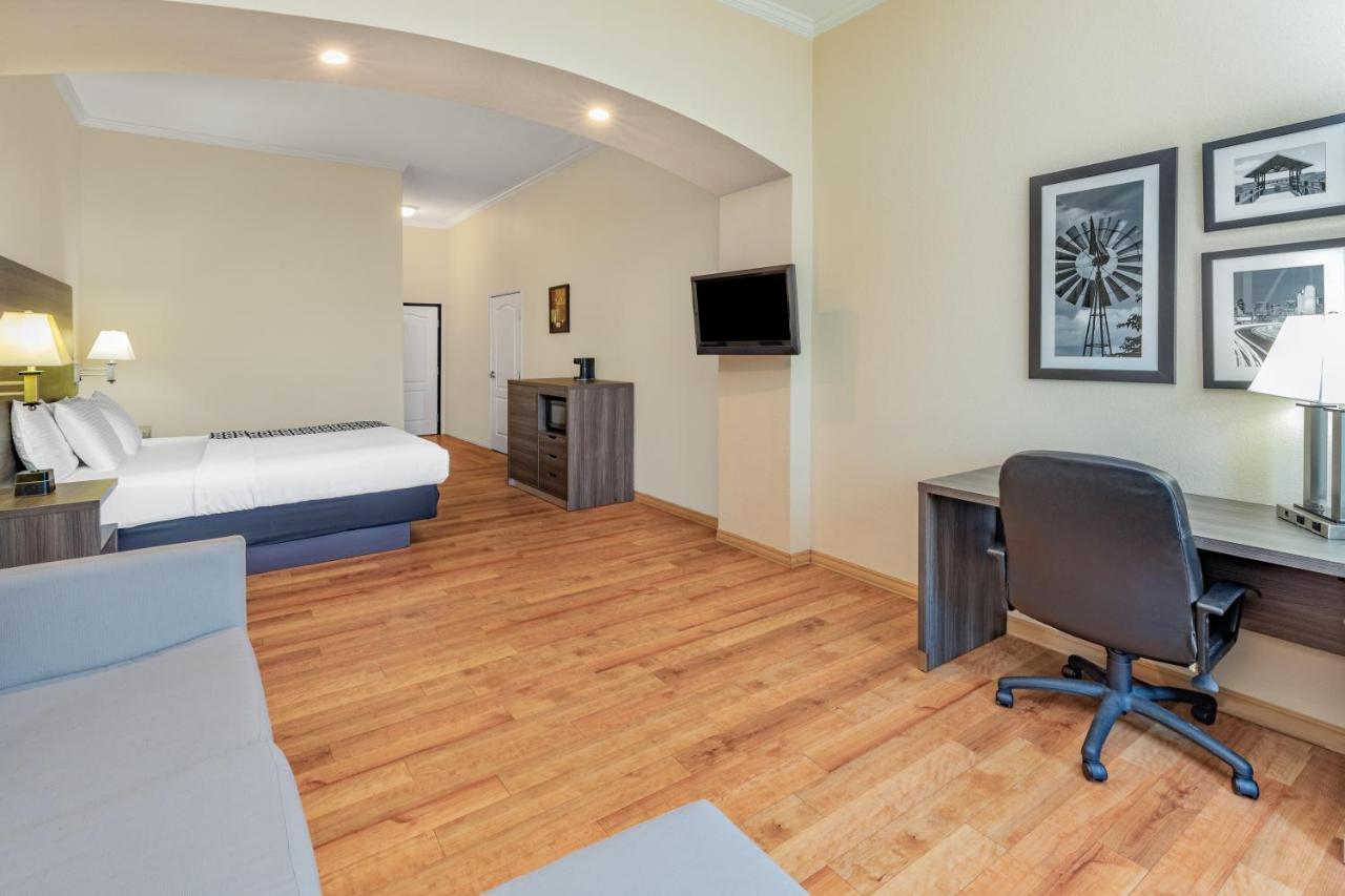King Room with Bath Tub - Mobility/Hearing Accessible - Non-Smoking at La Quinta Inn & Suites by Wyndham Garland Harbor Point