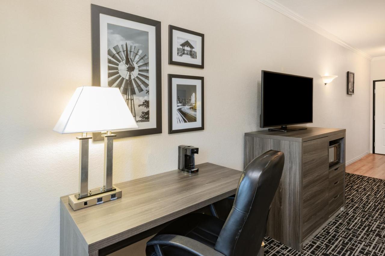 Deluxe King Room at La Quinta Inn & Suites by Wyndham Garland Harbor Point