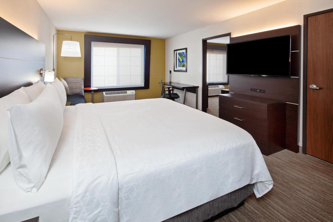 King Suite at Holiday Inn Express Hotel & Suites Oakland-Airport by IHG